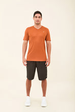 Laden Sie das Bild in den Galerie-Viewer, Model Front: Uv Line T-Shirt Pour Homme T-Shirt Sport Fit Caramelo Upf50+
