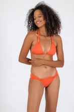 Laden Sie das Bild in den Galerie-Viewer, Model Front: Rio De Sol Bas Bottom Light-Peach Mel
