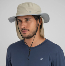 Laden Sie das Bild in den Galerie-Viewer, Model Front: Uv Line Chapeau Legionnaire Chapeu Kansas Nac Areia/Cinza
