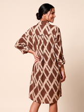 Laden Sie das Bild in den Galerie-Viewer, Model Back: Uv Line Chemise Shirtdress Ipanema Diamond Upf50+
