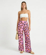 Laden Sie das Bild in den Galerie-Viewer, Model Front: Rio De Sol Pantalon De Plage Amore-Pink Wide Pants
