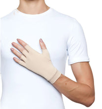Laden Sie das Bild in den Galerie-Viewer, Model Front: Uv Line Gants Short Gloves Uni Beige Upf50+
