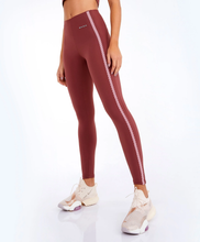 Laden Sie das Bild in den Galerie-Viewer, Model Front: Alto Giro Fitness Bas Legging Bodytex Ii Com Laser E Fusao Marrom Mahogany
