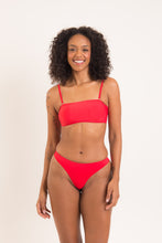 Laden Sie das Bild in den Galerie-Viewer, Model Front: Rio De Sol Ensemble Set Rouge Bandeau-Reto Nice-Fio
