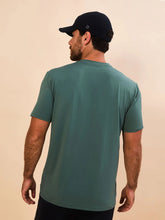 Laden Sie das Bild in den Galerie-Viewer, Model Back: Uv Line T-Shirt Pour Homme T-Shirt New Fit Textura Masc Verde Jade Upf50+
