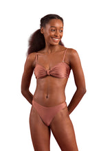 Laden Sie das Bild in den Galerie-Viewer, Model Front: Rio De Sol Ensemble Set Shimmer-Copper Bandeau-Joy Nice-Fio
