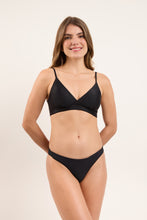 Laden Sie das Bild in den Galerie-Viewer, Model Front: Rio De Sol Haut Top Touch-Black Paola
