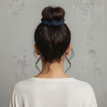 Laden Sie das Bild in den Galerie-Viewer, Model Back: Rio De Sol Chouchou Navy Scrunchie
