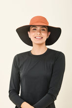 Laden Sie das Bild in den Galerie-Viewer, Model Front: Uv Line Chapeau Souple/Capeline San Diego Preto Caramelo Upf50+
