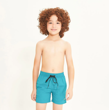 Laden Sie das Bild in den Galerie-Viewer, Model Front: Uv Line Maillot De Bain Garçon Short Aqua Lucca Petroleo Upf50+
