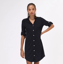 Laden Sie das Bild in den Galerie-Viewer, Model Front: Uv Line Chemise Shirtdress Copenhagen Fem Black Upf50+
