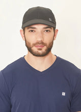 Laden Sie das Bild in den Galerie-Viewer, Model Front: Uv Line Casquette Cap Uv Pro Masc Black Upf50+
