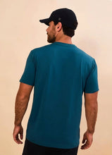 Laden Sie das Bild in den Galerie-Viewer, Model Back: Uv Line T-Shirt Pour Homme T-Shirt New Fit Masc Petroleo Upf50+
