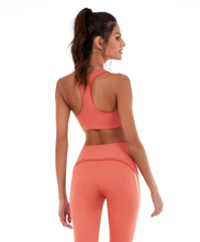Laden Sie das Bild in den Galerie-Viewer, Model Back: Alto Giro Fitness Haut Top Hyper Costas Nadador Laranja Ginger
