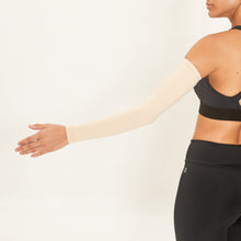 Laden Sie das Bild in den Galerie-Viewer, Model Back: Uv Line Gants Long Sleeve Uni Beige Upf50+
