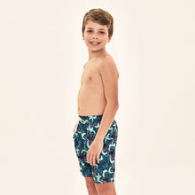 Laden Sie das Bild in den Galerie-Viewer, Image 02: Uv Line Maillot De Bain Garçon Shorts Aqua Hibiscus Kids Upf50+

