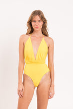 Laden Sie das Bild in den Galerie-Viewer, Model Front: Rio De Sol Une Pièce Amarelo New Vegas
