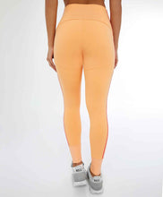 Laden Sie das Bild in den Galerie-Viewer, Model Back: Alto Giro Fitness Bas Legging Blackout Ii C/ Recorte Verticale Laranja Gym
