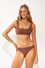 Laden Sie das Bild in den Galerie-Viewer, Model Front: Rio De Sol Bas Bottom Sand-Cappuccino Essential-Comfy

