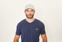 Laden Sie das Bild in den Galerie-Viewer, Model Front: Uv Line Casquette Cap Uv Pro Masc Grey Upf50+
