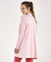 Laden Sie das Bild in den Galerie-Viewer, Model Back: Alto Giro Fitness Haut Cardigan Rib Santorini Rosa Respire

