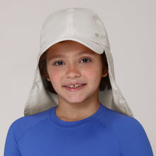 Laden Sie das Bild in den Galerie-Viewer, Model Front: Uv Line Casquette Cap Legionario Teens Sand Upf50+
