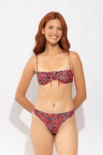 Laden Sie das Bild in den Galerie-Viewer, Model Front: Rio De Sol Bas Bottom Coral-Feline Nice-Fio
