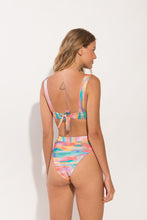 Laden Sie das Bild in den Galerie-Viewer, Model Back: Rio De Sol Ensemble Set River Halter-Cos Hotpant-Cos
