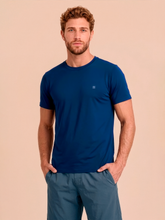 Laden Sie das Bild in den Galerie-Viewer, Model Front: Uv Line T-Shirt Pour Homme T-Shirt Uvpro Masc Cobalt Upf50+
