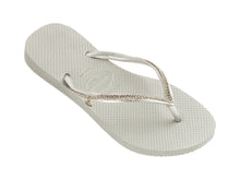 Laden Sie das Bild in den Galerie-Viewer, Model Front: Havaianas Tongs Slim Crystal Mesh Sw White
