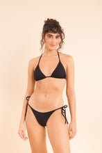Laden Sie das Bild in den Galerie-Viewer, Model Front: Rio De Sol Ensemble Set Bora-Black Tri-Inv Lacinho
