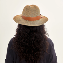 Laden Sie das Bild in den Galerie-Viewer, Model Back: Uv Line Chapeau Fedora Hat Giovana Imp Fem Mescla Upf50+
