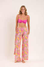 Laden Sie das Bild in den Galerie-Viewer, Model Front: Rio De Sol Pantalon De Plage Lyla Pants Knot
