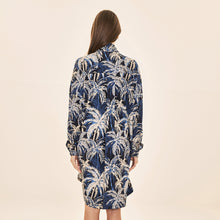 Laden Sie das Bild in den Galerie-Viewer, Model Back: Uv Line Chemise Shirtdress Ipanema Coqueiros Marinho Upf50+
