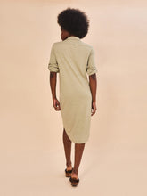 Laden Sie das Bild in den Galerie-Viewer, Model Back: Uv Line Chemise Shirtdress Copenhagen Mescla Areia Upf50+

