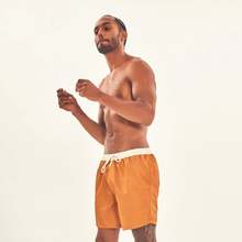 Laden Sie das Bild in den Galerie-Viewer, Image 03: Uv Line Bermuda / Short Pour Homme Shorts Boxer Ocre Upf50+
