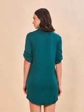 Laden Sie das Bild in den Galerie-Viewer, Model Back: Uv Line Chemise Shirtdress Copenhagen Petroleo Upf50+
