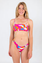 Laden Sie das Bild in den Galerie-Viewer, Model Front: Rio De Sol Ensemble Set Antelope Bandeau-Reto High-Leg
