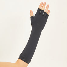 Laden Sie das Bild in den Galerie-Viewer, Model Back: Uv Line Gants Long Gloves Fpu50+ Black Uv
