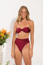 Laden Sie das Bild in den Galerie-Viewer, Model Front: Rio De Sol Haut Top Shimmer-Divino Twist
