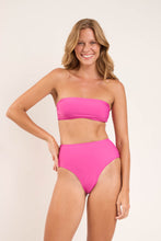 Laden Sie das Bild in den Galerie-Viewer, Model Front: Rio De Sol Bas Bottom Fluity-Amor Hotpants
