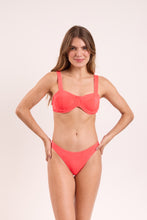 Laden Sie das Bild in den Galerie-Viewer, Model Front: Rio De Sol Haut Top Malibu-Folia Amelia
