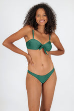 Laden Sie das Bild in den Galerie-Viewer, Model Front: Rio De Sol Haut Top Palace Bandeau-No

