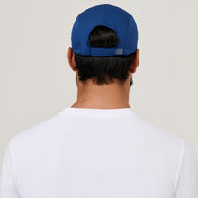 Laden Sie das Bild in den Galerie-Viewer, Model Back: Uv Line Casquette Cap Athletic Dry 2021 Masc Nav Yblue Upf50+

