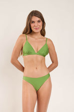 Laden Sie das Bild in den Galerie-Viewer, Model Front: Rio De Sol Haut Top Shimmer-Botanica Tri-Fixo
