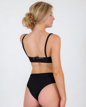 Laden Sie das Bild in den Galerie-Viewer, Image 06: Rio De Sol Ensemble Set Shimmer-Black Bandeau-Reto Hotpants
