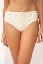 Laden Sie das Bild in den Galerie-Viewer, Gallery: Rio De Sol Bas Bottom Malibu-Natural Amy
