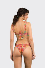 Laden Sie das Bild in den Galerie-Viewer, Model Back: Rio De Sol Ensemble Set Tropics Halter-Marina Essential-Cos

