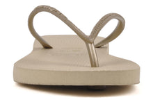 Laden Sie das Bild in den Galerie-Viewer, Model Front: Havaianas Tongs Slim Sand Grey/Light Golden
