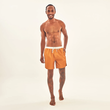Laden Sie das Bild in den Galerie-Viewer, Model Front: Uv Line Bermuda / Short Pour Homme Shorts Boxer Ocre Upf50+
